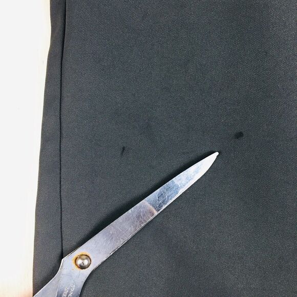 IZOD GOLF Men's Dark Gray Chino Flat Front Athletic Casual Light Shorts Size 32 - Picture 6 of 10